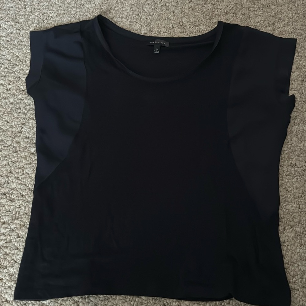 Navy blue, linen and polyester, cute cropped top; perfect for summer! 🏝️